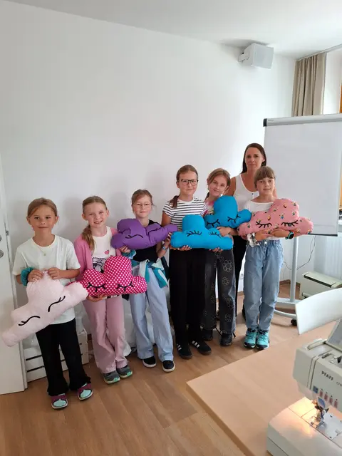 Stolz präsentieren die Kinder ihre selbstgenähten Wolkenpolster. | Foto: Regionalentwicklungsverband Eferdinger Land