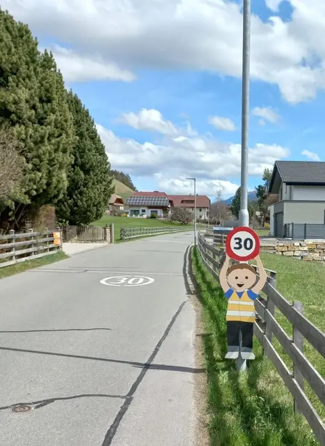 Eine der Figuren wurde beispielsweise in der Griesgasse aufgestellt und soll dort zur Einhaltung der "30er"-Zone beitragen. | Foto: Marktgemeinde Tamsweg