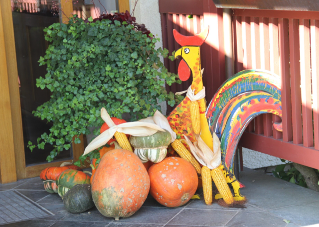 Das berühmte Huhn weist Gästen den Weg zum Backhendl bei den jeweiligen Betrieben. | Foto: Pugganig