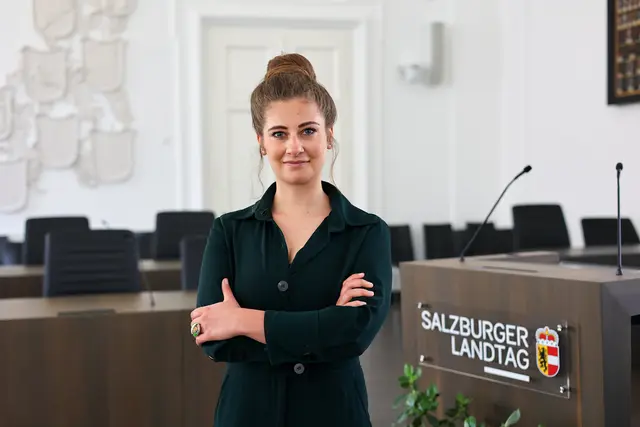 „Mikrohotels entziehen der Bevölkerung dringend benötigten Wohnraum und schaffen dabei nicht einmal Arbeitsplätze. Ganz im Gegenteil: In der Hotellerie gehen gerade massiv Arbeitsplätze verloren. Die Gewinne werden privatisiert, die Kosten dafür tragen wir alle. Deshalb gehört beim Salzburger Raumordnungsgesetz dringend nachgeschärft“, sagt KPÖ plus-Klubobfrau Natalie Hangöbl. | Foto: Roberta Jelinek