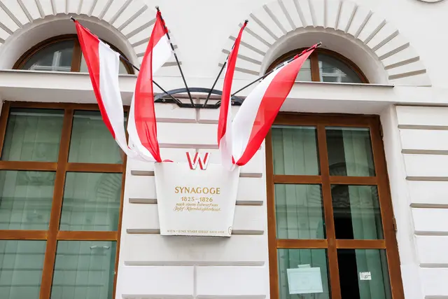 Die Fahne war am Stadttempel in der Seitenstettengasse im Gedenken an die Opfer vom 7. Oktober 2023 gehisst worden. (Archiv) | Foto:  FLORIAN WIESER / APA / picturedesk.com