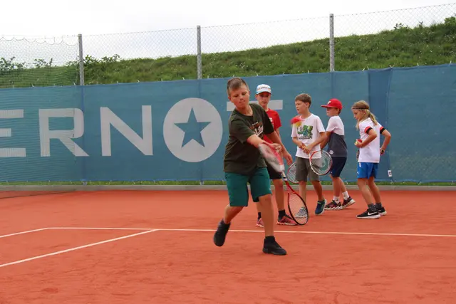An vier unterschiedlichen Stationen hatten die Kinder die Möglichkeit, Koordination, Beweglichkeit und bereits vorhandene Geschicklichkeit mit Vorhand und Rückhand unter Beweis zu stellen. | Foto: Gumhold