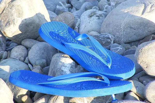 Flip-Flops am Steuer sind zwar nicht ausdrücklich verboten, doch Fahrzeuglenker müssen ihr Auto jederzeit sicher beherrschen. | Foto: Symbolbild pixabay.com