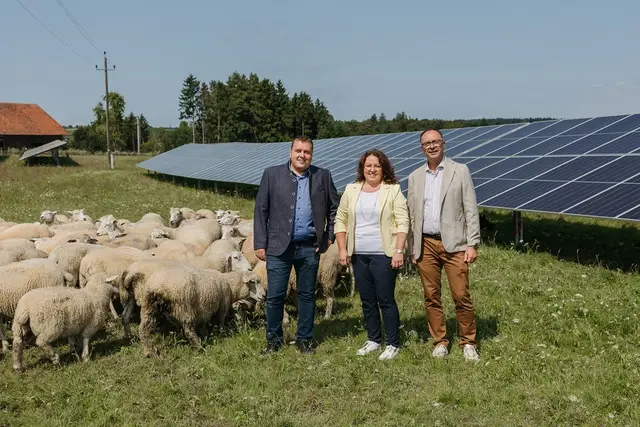 Stephan und Gabriele Hörl (Grundeigengentümer), Johann Pluy (Vorstand ÖBB-Infrastruktur AG).