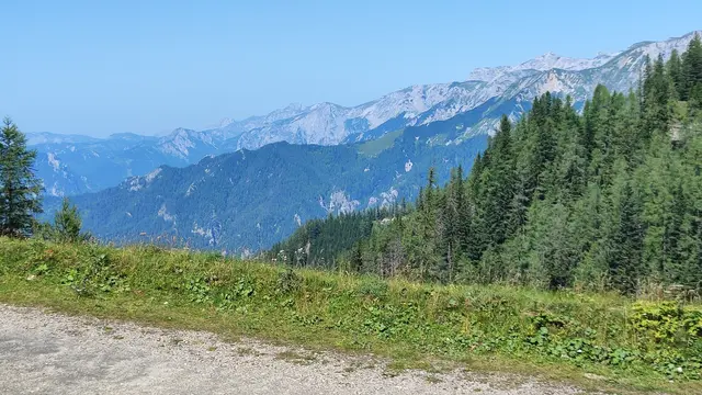 dieser herrliche Blick zu den Bergzügen vom Hochschwab bis zu den Eisenerzen Bergen zeigt sich am Parkplatz am Ende der Panoramastraße... | Foto: I.Wozonig