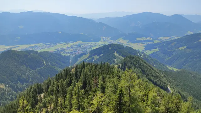 der Eisenerzer Reichenstein, die Messnerin, und die anderen Eisenerzerzer Alpen sind schön zu sehen... | Foto: I.Wozonig