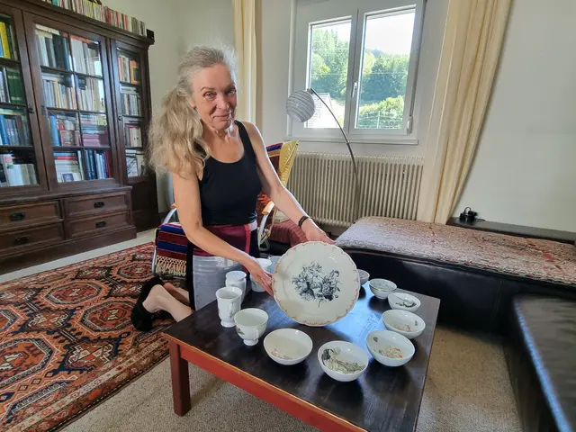 Heike Trobisch geht in der Porzellanmalerei auf. Vor allem für Anlässe wie Hochzeiten oder Geburtstage bestellen Menschen bei ihr gerne personalisierte Porzellangegenstände als besonderes Geschenk.  | Foto: Astrid Höbenreich-Mitteregger