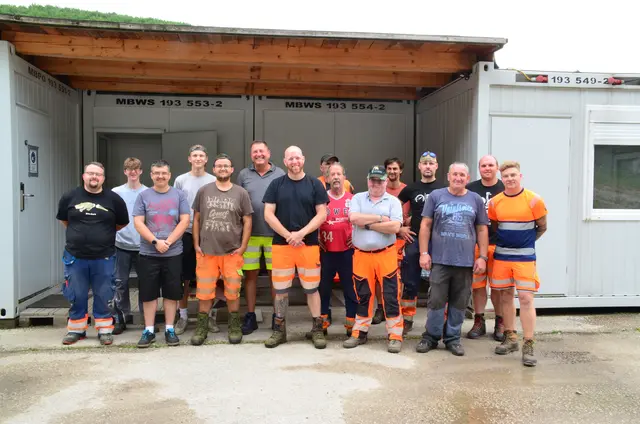 Das Team des Wirtschaftshofes setzt dann die Planungen um und stellt unter anderem die Gastrohütten und die Bauzäune auf. | Foto: Stadtgemeinde Purkersdorf