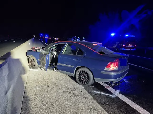 Ein Pkw war auf einen vor ihm fahrenden Wagen mit Anhänger aufgefahren und anschließend gegen die mittlere Betonleitwand geprallt. | Foto: FF Neusiedl am See