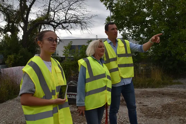 Georg Günser gab dem Team von MeinBezirk Oberwart (am Foto: Praktikantin Carla Schoditsch und Geschäftsstellenleiterin Heike Tröstner) bei der Abrissbesichtigung viele interessante Einblicke in die Arbeitsschritte. | Foto: Michael Strini