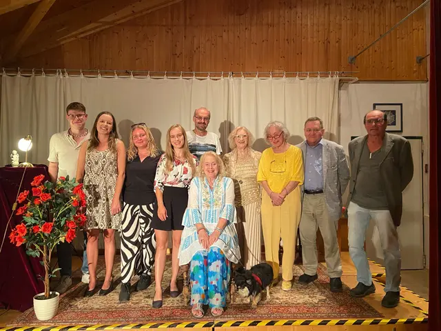 Mitwirkende der Lesung bei den Sommerspielen Wolfsthal:
Vorne: Helene Levar (Intendantin), von links nach rechts: Tobias Wurm, Linda Oppelmayer, Julia Neuhauser, Hanna Oppelmayer, Gerald Lagler, Gertrud Hauck, Ewa Ströck Rogala, Erwin Matl und Karl Krammer. | Foto: Oppelmayer