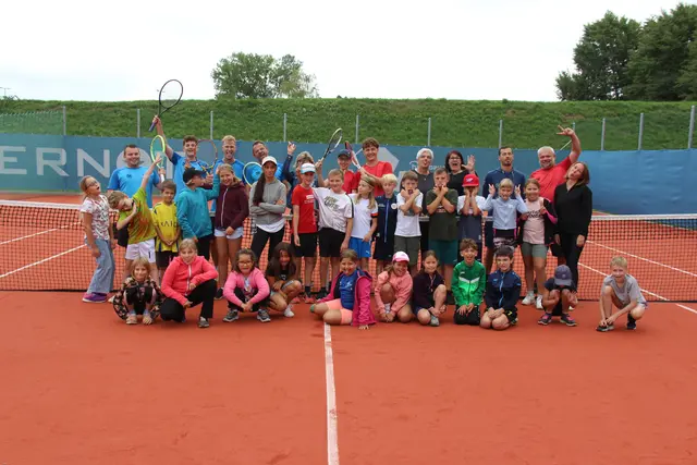 Die Sportstadt Jennersdorf mit dem UTC Jennersdorf durfte im Rahmen des "Cool-Summer-Ferienprogramm" 30 Kindern die Grundlagen des Tennissportes nahebringen. | Foto: Gumhold