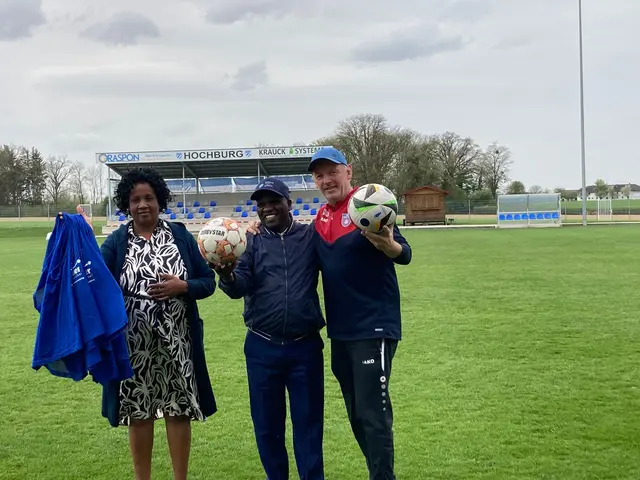 Sozialarbeiterin Naum Jeptum und Direktor Edward Kitur Tuwei von der Schule in Kenia mit Michael Machreich (r.) am Sportplatz in Hofkirchen. | Foto: Michael Machreich
