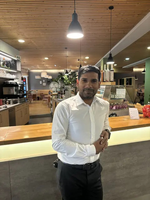 Hoteldirektor Oliver Vasiljev an der Rezeption | Foto: Daniel Schmidt