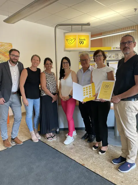 Bürgermeister Peter Fließer (3. v. r.) mit den Post-Verantwortlichen und seinen Mitarbeiterinnen | Foto: Post AG