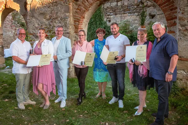 Gars am Kamp, 12. August – In festlicher Atmosphäre lud Bürgermeister Ing. Martin Falk, im Namen des Gemeinderates der Marktgemeinde Gars am Kamp, am 12. August auf die Burg Gars ein. Anlass war die feierliche Verabschiedung und Ehrung ausgeschiedener Mandatare sowie verdienter Persönlichkeiten der Gemeinde. | Foto: Reinhard Podolsky
