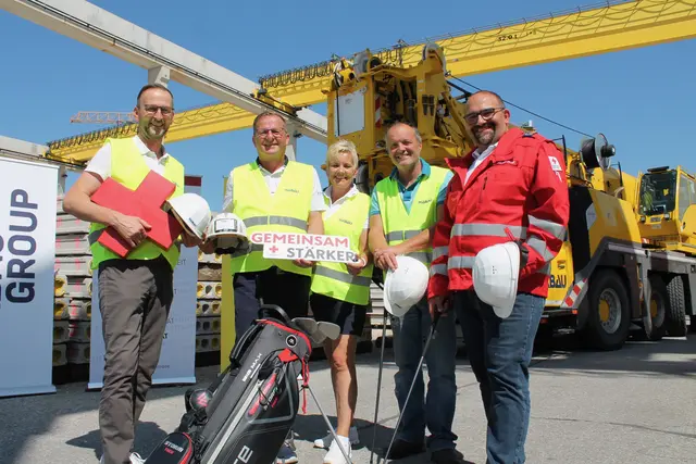 Rotes Kreuz, Habau und MeinBezirk laden ein zum Abschlag. Am Foto von links: Rotkreuz-Bezirksgeschäftsleiter Christian Geirhofer, Habau-Fertigteilbau-Geschäftsleiter Manfred Karl, Irene Hauer-Karl, Leitung Architektur und nachhaltiges Bauen bei Habau, MeinBezirk Perg-Geschäftsstellenleiter Fritz Huber und Hans-Peter Kranewitter, Ortsstellenleiter Rotes Kreuz St. Georgen/Gusen. | Foto: MeinBezirk Perg