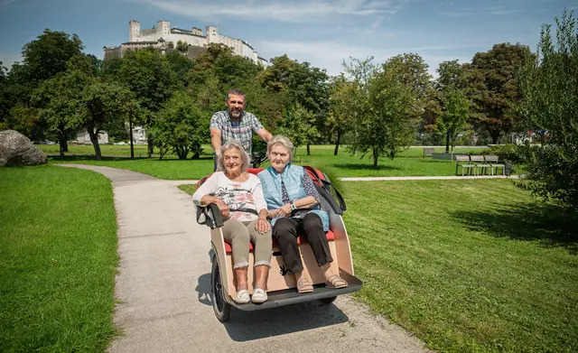 Es werden Freiwillige für Rikscha-Fahrten in der Stadt Salzburg gesucht. Im Bild: v.l.: Ingrid Höckner und Gertrude Lindner genießen die Rikscha-Fahrt mit Christian Kagerer, Leiter Seniorenwohnhaus Nonntal. | Foto: Stadt Salzburg / Alexander Killer
