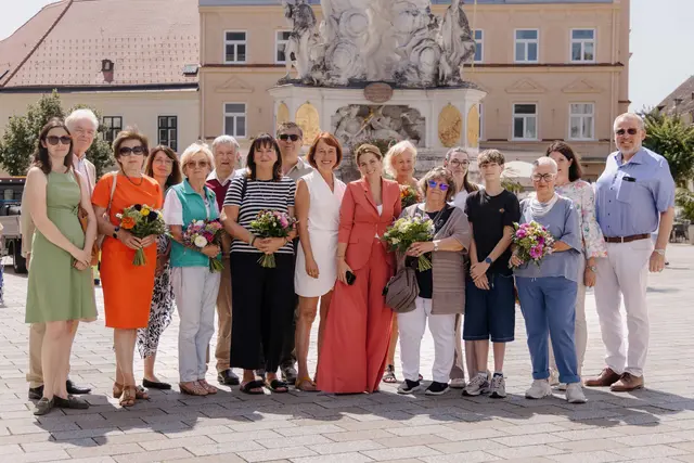 Bürgermeisterin Carmen Jeitler-Cincelli und StR Angela Stöckl-Wolkerstorfer mit den geehrten Omas und Opas. | Foto: 2025psb/c.kollerics
