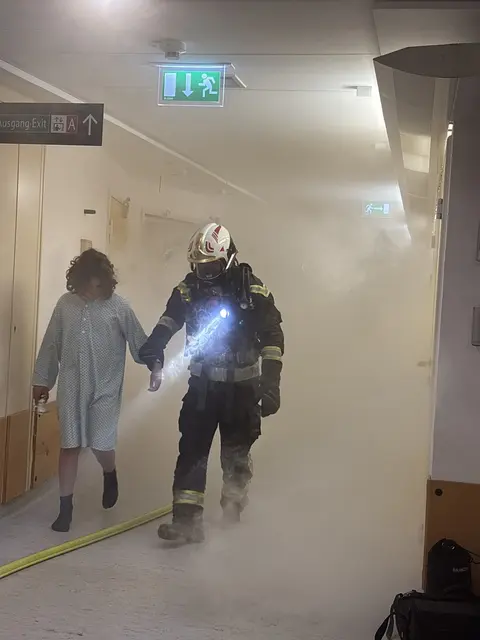Mitarbeiterinnen und Mitarbeiter des Krankenhauses der Barmherzigen Brüder Wien sowie die Berufsfeuerwehr probten gemeinsam die Evakuierung einer Station im Ernstfall. | Foto: Krankenhaus der Barmherzigen Brüder Wien