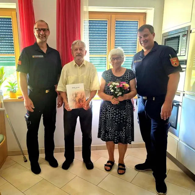 Der ehemalige Feuerwehrkommandant und Abschnittskommandant ABI Johann Köstner (zweite von Links) feierte seinen 80. Geburtstag. | Foto: FF Neusiedl am See