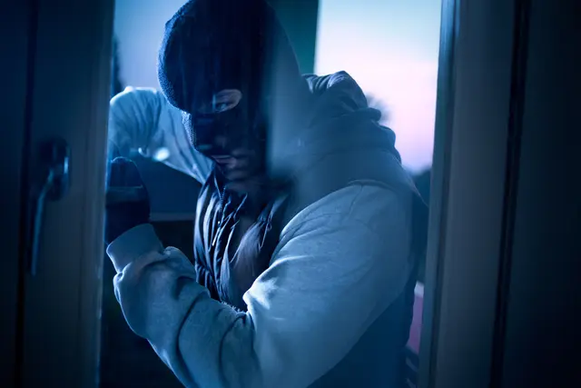 Unbekannte brachen in eine Erdgeschosswohnung ein und stahlen einen Tresor. (Symbolfoto) | Foto: stock.adobe.com/at/luckybusiness 
