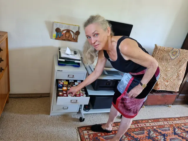 In diesem Schränkchen bewahrt Heike Trobisch die vielen pulvrigen Porzellanfarben auf. | Foto: Astrid Höbenreich-Mitteregger