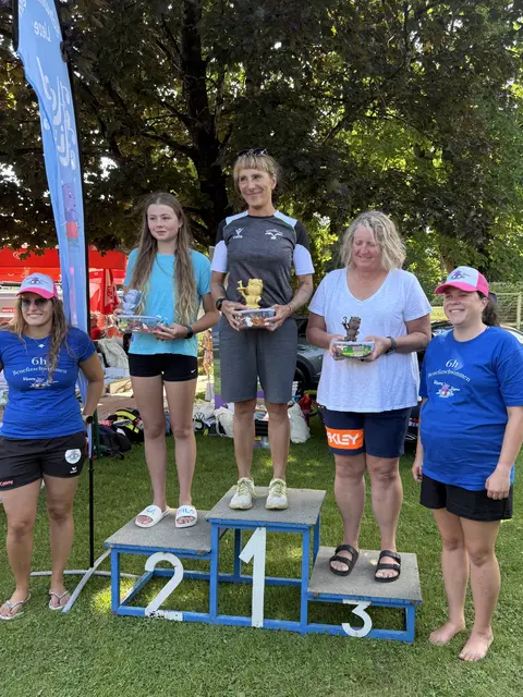 Csilla Bittner und ihre Vereinskolleginnen sammelten über 400 Euro für Lisa aus Bad Aussee. | Foto: ASKÖ Schwimmclub Steyr