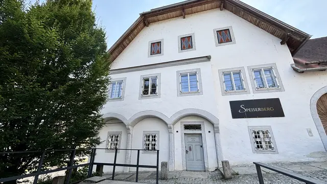 Am Haus hängt noch das Schild des Vorgängers. | Foto: MeinBezirk OÖ