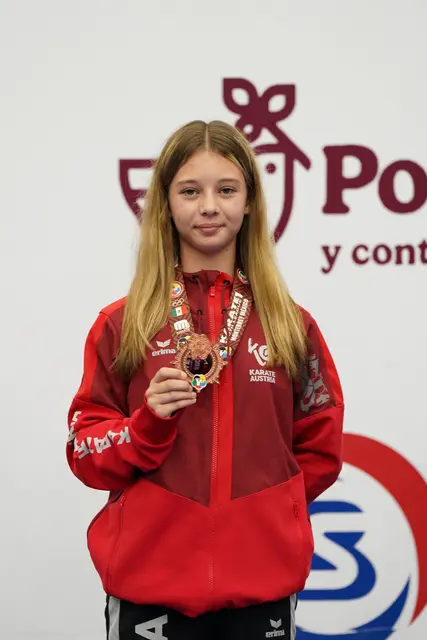 Sophie Strodl bei der Siegerehrung. | Foto: Karate Insight / Martin Kremser