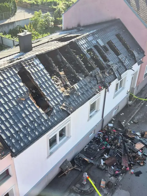 Insgesamt standen rund 90 Einsatzkräfte mit 23 Fahrzeugen  von 9 Feuerwehren im Einsatz. | Foto: FF Hainburg