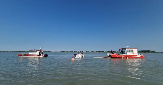 Ein Segelboot kenterte am Neusiedler See und musste geborgen werden.  | Foto: Feuerwehr Oggau