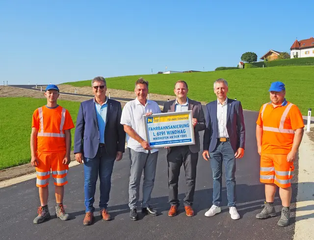 Michael Ritzinger (Straßenmeisterei Waidhofen/Ybbs), Franz Grottenthaller (Leiter der Straßenmeisterei Waidhofen/Ybbs), Mag. Werner Krammer (Bgm. von Waidhofen/Ybbs), LAbg. Richard Punz (i.V. LH-Stv. Udo Landbauer), DI Leopold Röcklinger (leiter der NÖ Straßenbauabteilung Amstetten), Helmut Besendorfer (Straßenmeisterei Waidhofen/Ybbs). | Foto: NÖ STD