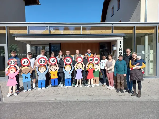 Schülerinnen und Schüler der LFS und der SO Tamsweg mit den gestalteten Holzfiguren. Außerdem am Bild: Bürgermeister Wolfgang Pfeifenberger, Direktor Mathias Gappmaier, Bauhofleiter Erwin Seifter und weitere Projekt-Beteiligte. | Foto: Marktgemeinde Tamsweg