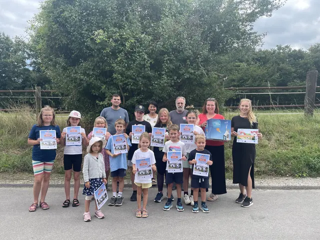 Die Kinder, die Anfang Juli beim Ferienspiel der Gesunden Gemeinde Hochleithen mitgerätselt hatten, bekamen ihre wohlverdienten Urkunden. | Foto: Leader