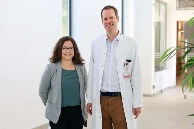 Christian Albrecht, Studienverantwortlicher im orthopädischen Spital Speising, mit Mitarbeiterin Karina Hackl.  | Foto: Orthopädisches Spital Speising/Koren