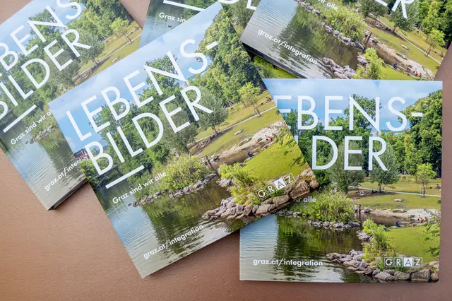 Die Lebensbilder gibt es in gedruckter Form und online. | Foto: Stadt Graz