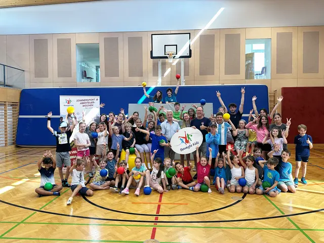 Bürgermeister Johann Zeiner mit Hans
Holdhaus und Marlene Vala, die für die sportlichen Wochen in Maria Enzersdorf verantwortlich
zeichnet, dem Team der Betreuerinnen und Betreuer und vielen sportbegeisterten Kindern. | Foto: Marktgemeinde Maria Enzersdorf
