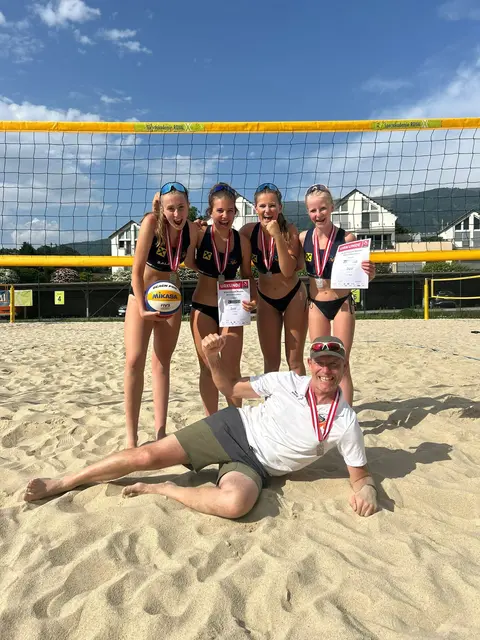 Johanna Bstieler, Lea Oberkofler, Emily Oberlerchner, Magdalena Mayrhofer ; vorne Landestrainer Andreas Strauss | Foto: Volleyboi Zell am See