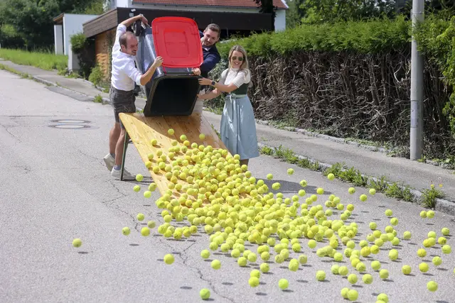 Bei der Tennisball-Rallye am diesjährigen Kirtag in Neukirchen bei Lambach konnte darauf gewettet werden, welcher Ball als Erstes ins Ziel rollte. | Foto: Gemeine Neukirchen