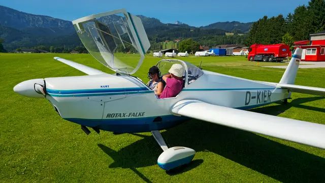 Vorbereitungen zum Probeflug in einem Motorsegler. | Foto: Askö Flugsportverein