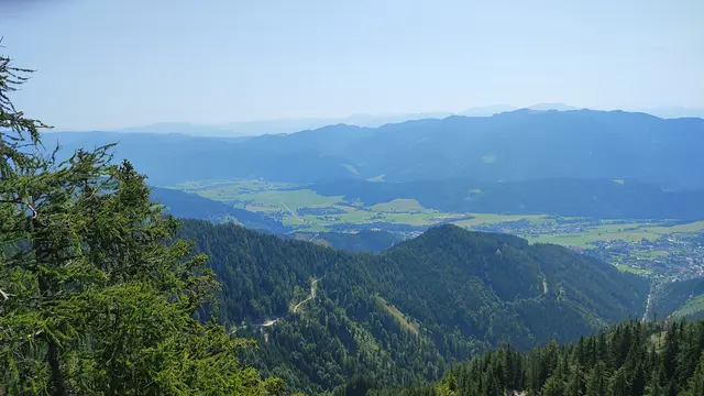 im Tal Aflenz und Turnau, das Rennfeld und der Hochlantsch dahinter sind am Horizont in den Bergketten auszumachen... | Foto: UI.Wozonig