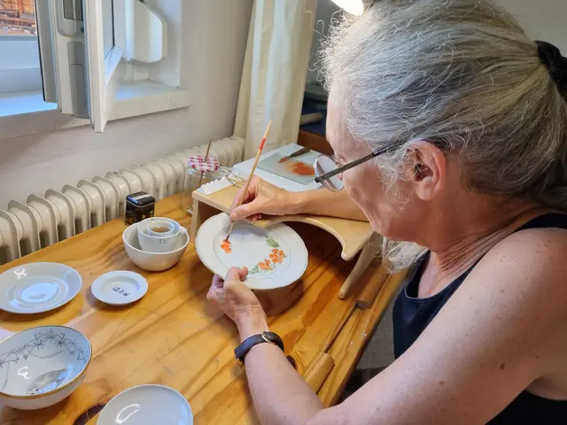 Mit ganz viel Fingerspitzengefühl und Talent bemalt die 63-Jährige den Teller mit dem Motiv "Kapuzinerkresse".  | Foto: Astrid Höbenreich-Mitteregger