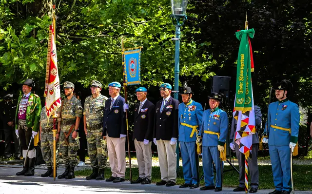 v.l.n.r: Landeskommandant Tiroler Schützen Th. Saurer, UOGT Fahnentrupp, Standarte Tiroler Peacekeeper, Kaiserjäger OG IBK Fahnentrupp | Foto: Presse/MilKdo/Raggl