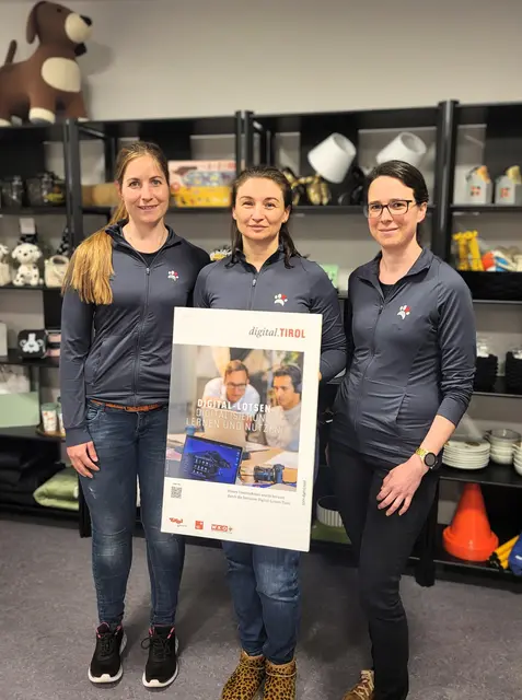 Tamara Stütz, Lisa Widmoser und Natalie Vercayie freuten sich zum Start über die neue Homepage, gefördert durch das Digital-Lotsen-Programm der Standortagentur Tirol. | Foto: Tierzentrum