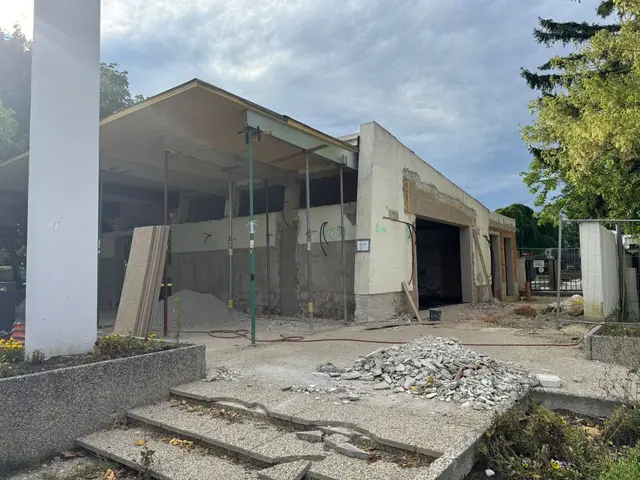 Das Dach der neuen Aufbahrungshalle ist bereits montiert, jetzt geht es an die unterschiedlichen Installationen. | Foto: Gemeinde Steinbrunn