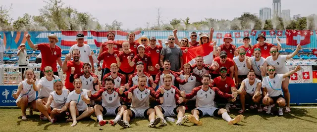 Die österreichischen Faustball-Teams der Damen und Herren feiern gemeinsam mit Betreuern und Fans. | Foto: Faustball Austria