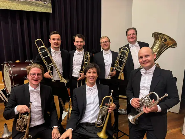 Erik (vorne, Mitte) nahm regelmäßig an nationalen und internationalen Wettbewerben teil. Derzeit ist er aktives Mitglied der Philharmonie Salzburg. | Foto: Privat