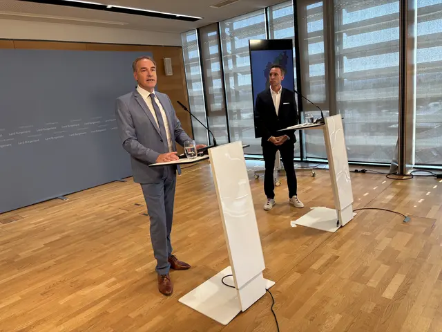 Landesrat Schneemann und Rechtsanwalt Zink präsentierten am Mittwoch die sechs künftigen Trägerorganisationen der 28 Pflegeregionen im Burgenland | Foto: Tscheinig