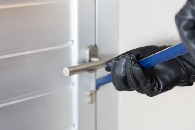 Die Täter brachen in den Beherbungsbetrieb ein und entwendeten einen Metalltresor aus einem versperrten Büro im Bereich der Rezeption. (Symbolbild) | Foto: stock.adobe.com/at/ 135pixels